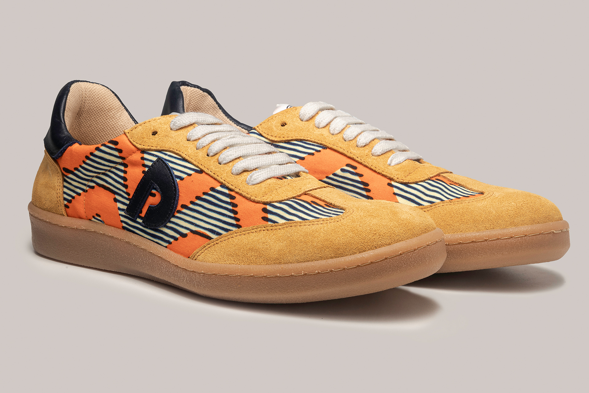 Vista diagonal de las zapatillas unisex Camerun color amarillo de la marca Dakart