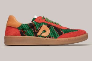 Vista lateral de las zapatillas unisex Burkina color beige con estampado africano verde, de Dakart