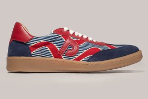 Vista lateral de las zapatillas de hombre y mujer Mali con estampado africano rojo y azul, de Dakart