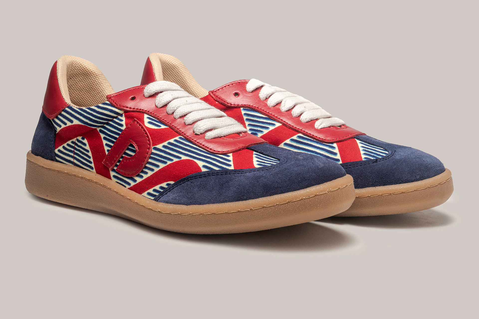Vista diagonal de las zapatillas de hombre y mujer Mali con estampado africano rojo y azul