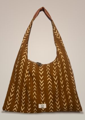 Bolso marrón con estampado de flechas geométricas, en la tienda Dakart, ropa sostenible Barcelona