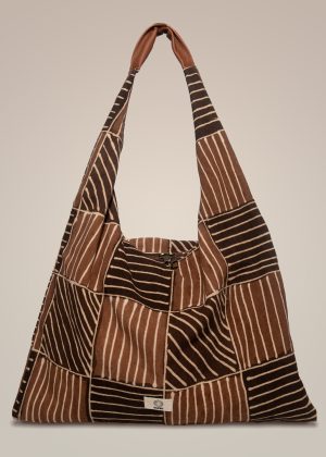 Bolso marrón con rayas de diseño bogolan. Accesorio sostenible de Dakart, ropa étnica en Barcelona