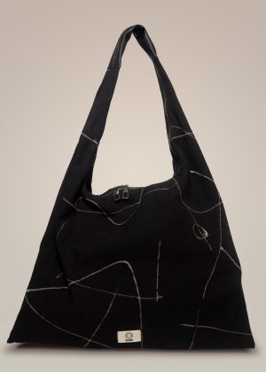 Bolso negro con líneas blancas hecho con tela bogolan en la tienda africana online Dakart