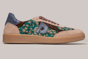 Vista lateral de las zapatillas unisex Chad color beige con estampado africano verde, de Dakart
