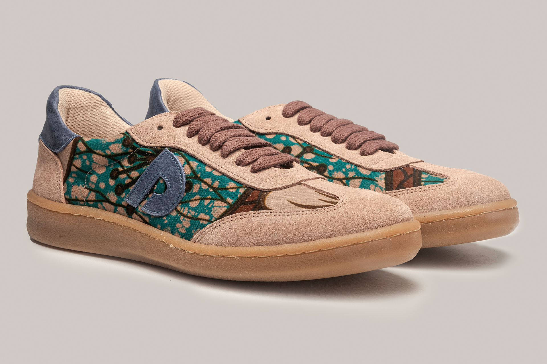 Vista diagonal de las zapatillas unisex Burkina color beige con estampado africano verde, de Dakart