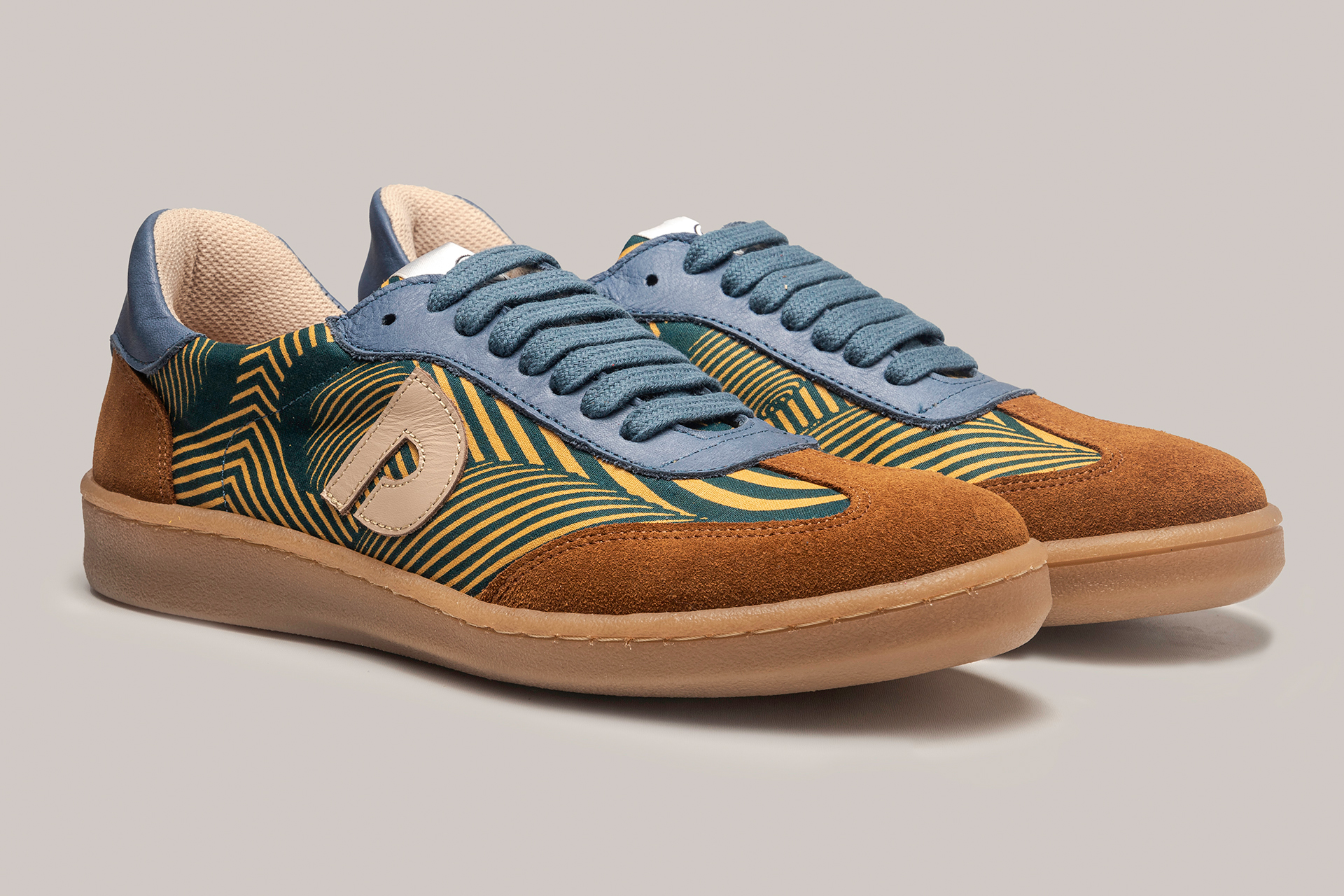 Vista diagonal de las zapatillas unisex Burkina color beige con estampado africano verde, de Dakart